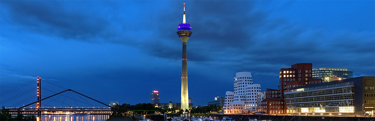 Der Düsseldorfer Medienhafen bei Nacht mit Rheinturm und Gehry-Bauten